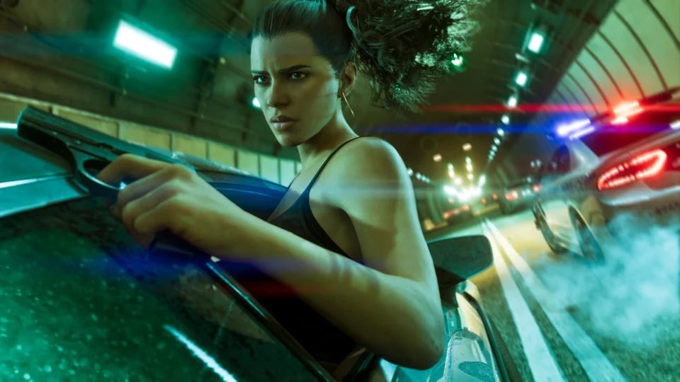 車を運転するルシア。後方にはパトカーと夜の追跡の光が見える。GTA VIの公式スクリーンショット