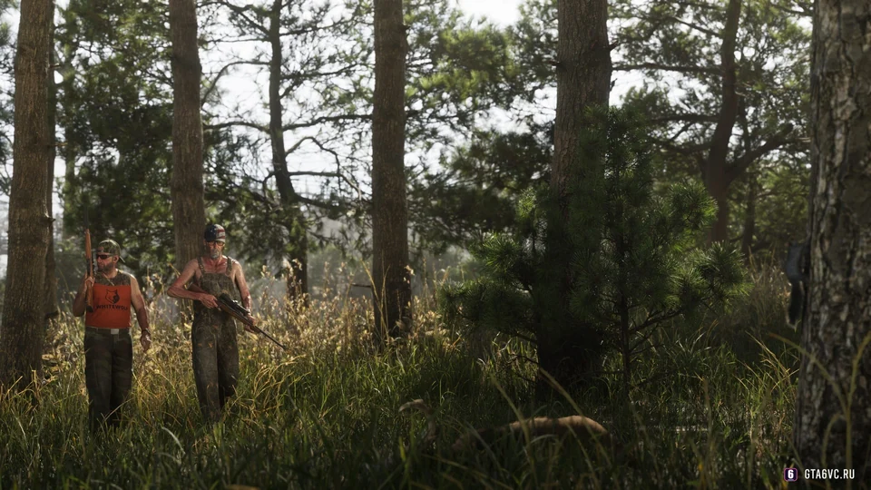 Dos hombres con armas largas caminan por el bosque del Parque Nacional Mount Kalaga