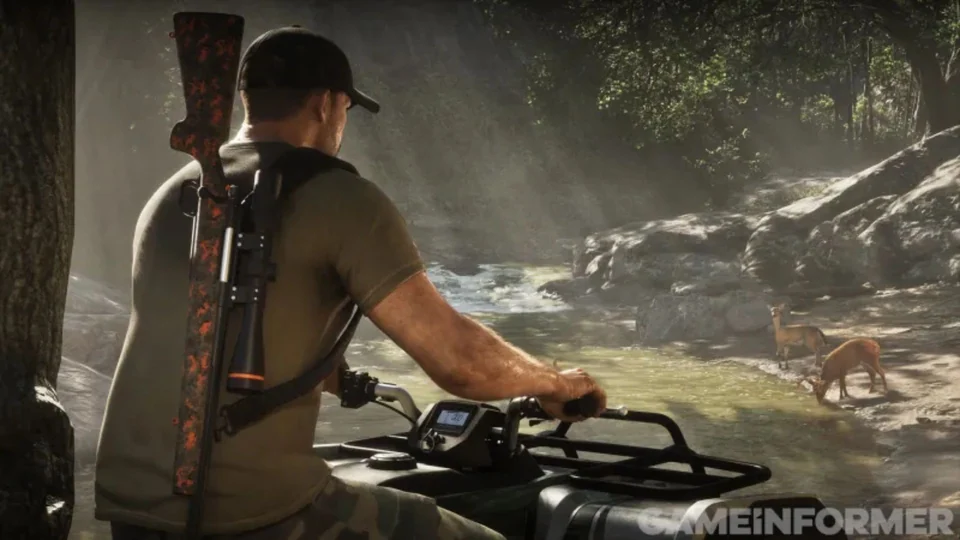 Un hombre en un quad con un rifle a la espalda observa a dos ciervos junto a un arroyo, captura de Game Informer