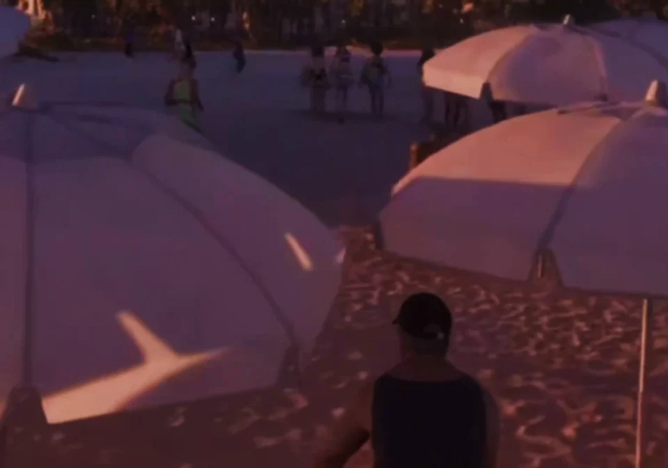 Eine Figur berührt in GTA 6 einen Sonnenschirm am Strand