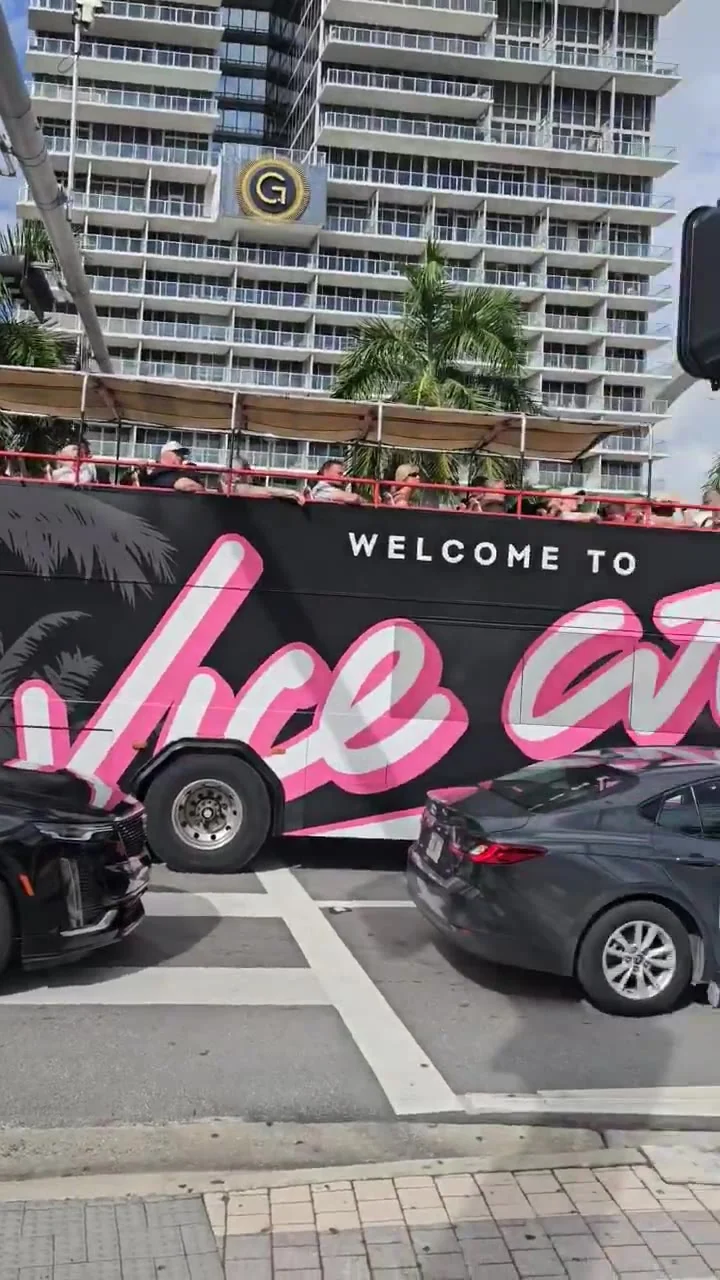 Según el autor de un video, un autobús en Miami dice «Welcome to Vice City»