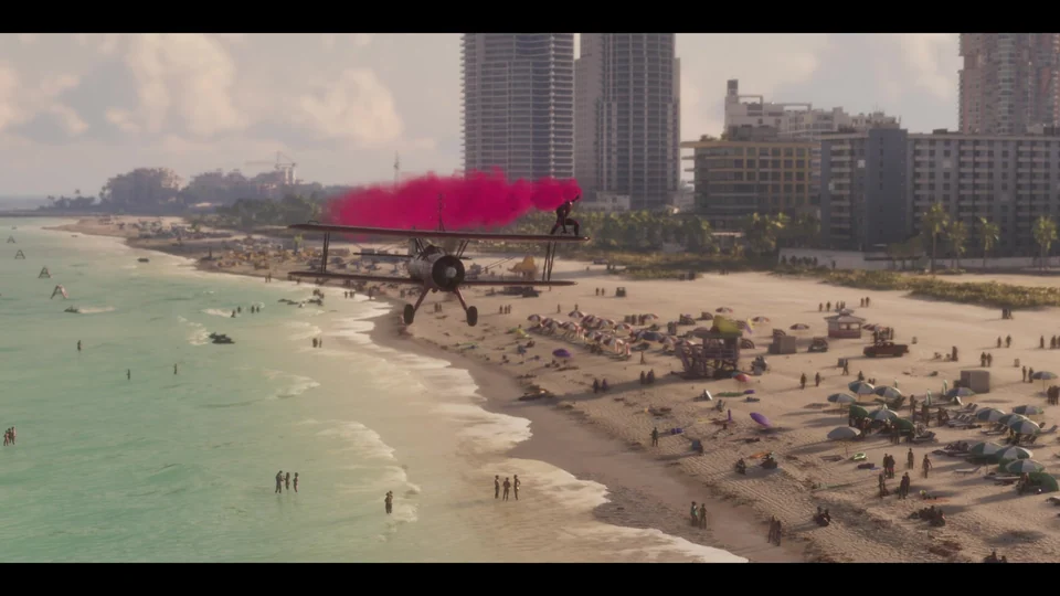 Ein Flugzeug mit einer Person auf dem Flügel fliegt über einen belebten Strand in Vice City