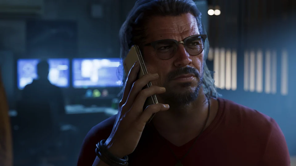 Raul Bautista habla por teléfono, captura oficial de Rockstar Games