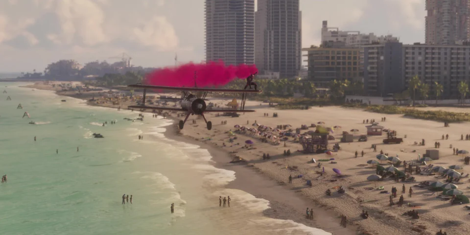 Playa urbana con visitantes, torres de vigilancia y un avión sobre la orilla