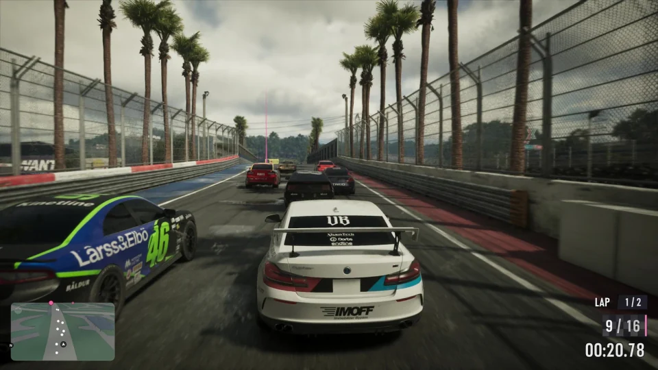 Un coche de carreras entre sus rivales en un circuito cerrado de GTA VI