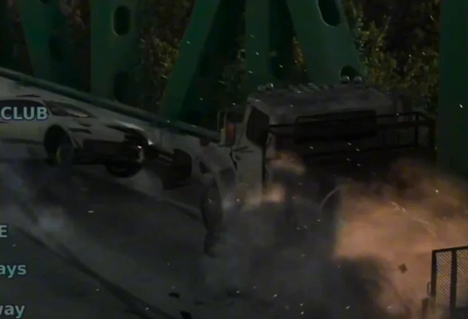 Ein Auto stößt auf einer Brücke mit einem Lkw zusammen, während Teile umherfliegen