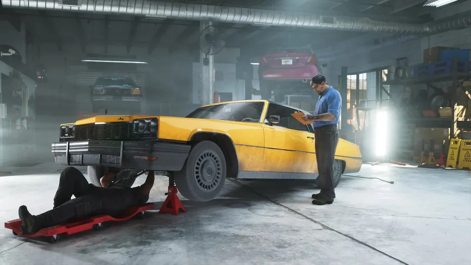Un coche amarillo en reparación en un taller mecánico de GTA 6