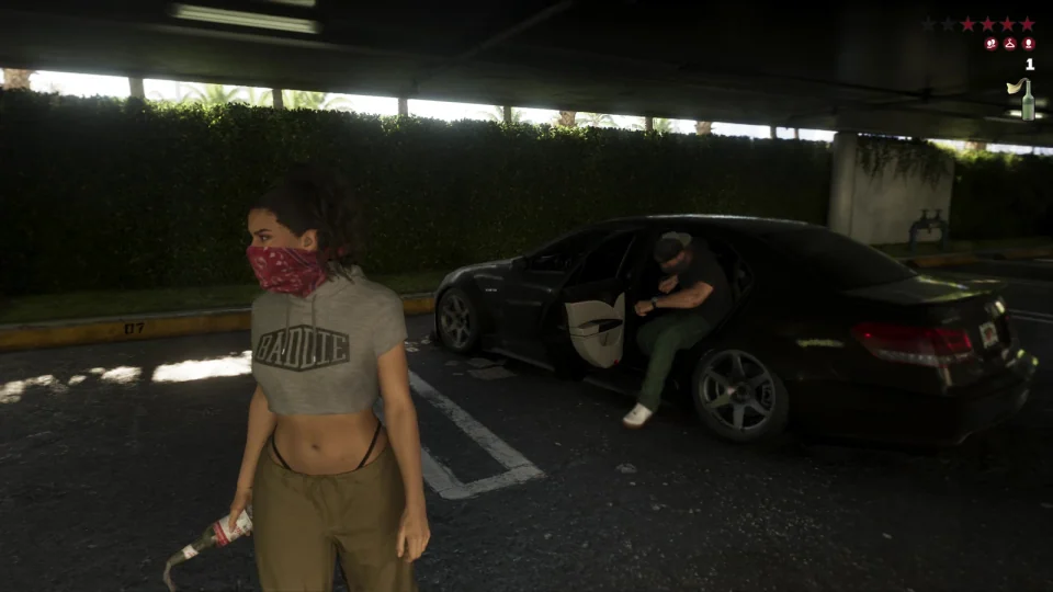 Lucia junto a un sedán en un aparcamiento cubierto de GTA VI