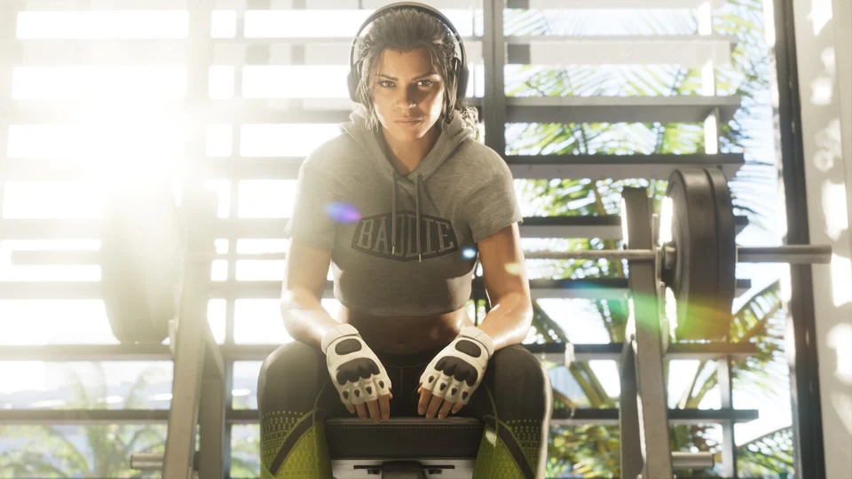 Lucia sentada en un banco del gimnasio, con discos de entrenamiento a la derecha