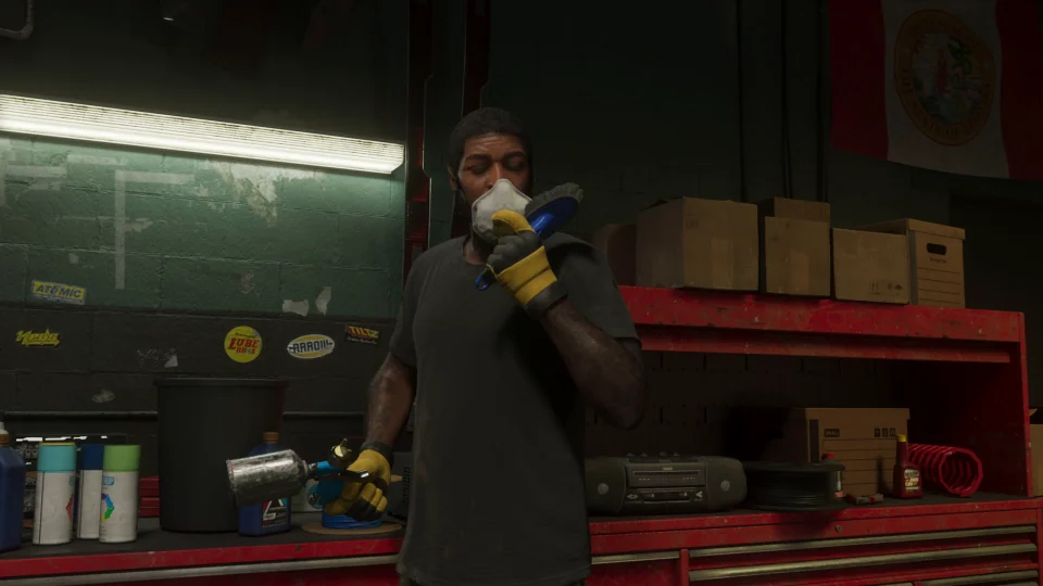 Un hombre con una pistola de pintura en un taller de GTA VI con un banco de trabajo y estanterías