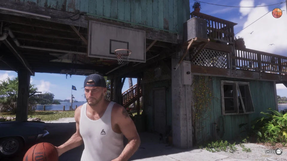 Jason mit einem Basketball unter dem Korb neben einem Pfahlhaus; rechts steht SHOOT R2
