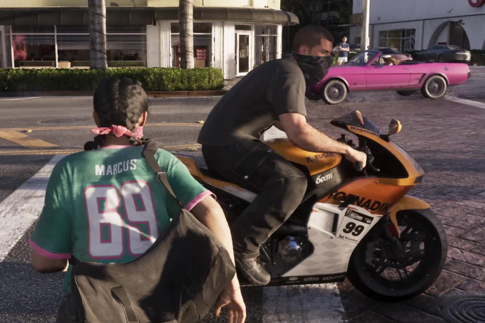 Nagasakiのブランドと99の番号が付いた黄色とオレンジ色のバイクを運転するジェイソンに、ルシアが後ろから近づく