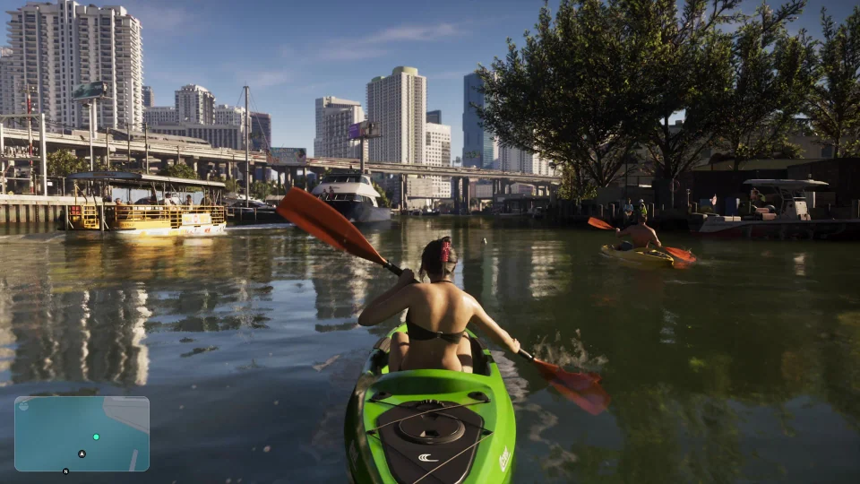 Lucia rema en kayak por un canal urbano entre barcos y muelles