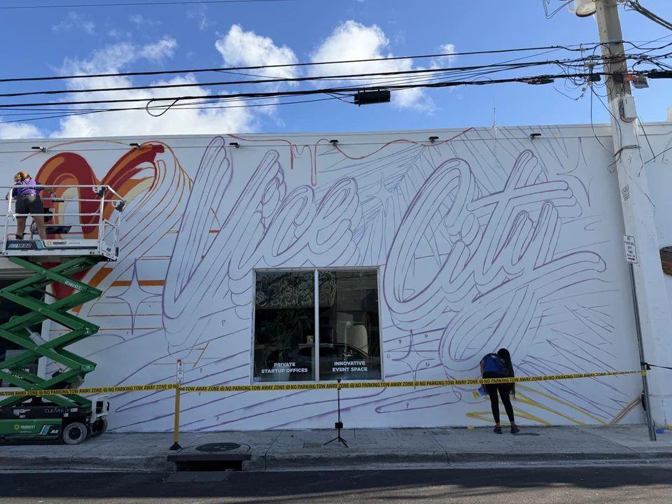 Künstler malen den Schriftzug Vice City auf eine Wand im Miami-Viertel Wynwood