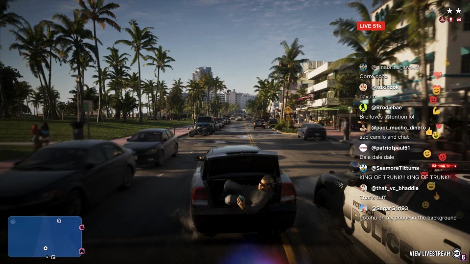 Persecución de coches en Vice City con la interfaz de una retransmisión en directo y su chat