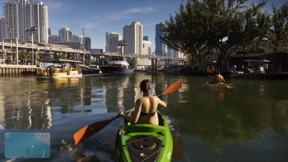 Lucia paddelt in GTA 6 durch ein städtisches Gewässer