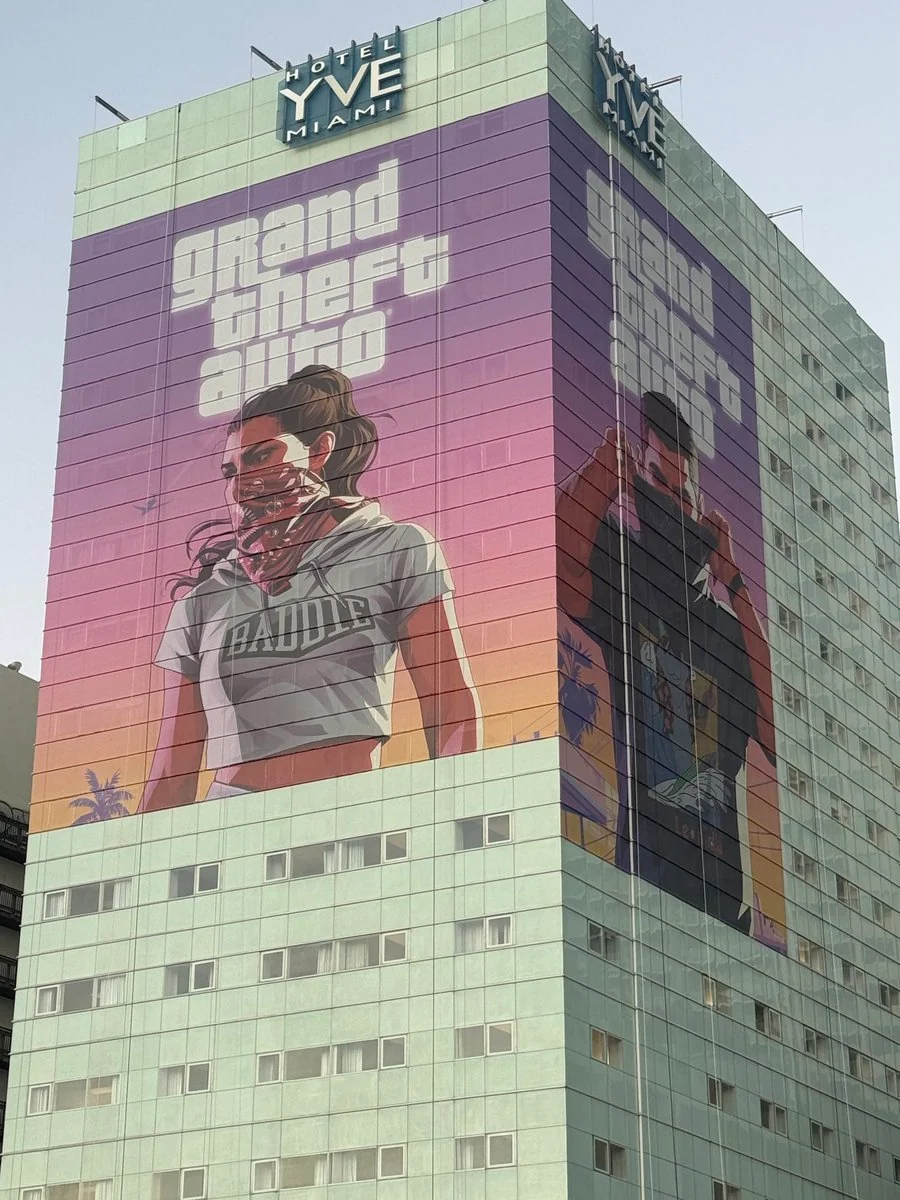 Dos lados de la fachada del hotel YVE Miami con personajes y las palabras grand theft auto