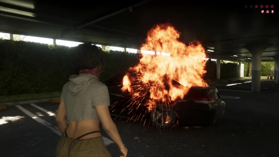 Lucia prende fuego a un sedán abandonado en un aparcamiento cubierto