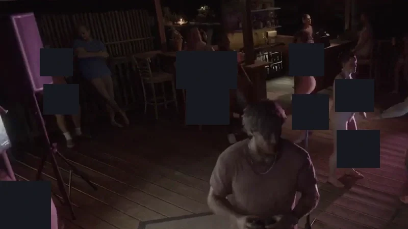 Jason y visitantes junto al bar en GTA 6, con la desnudez cubierta