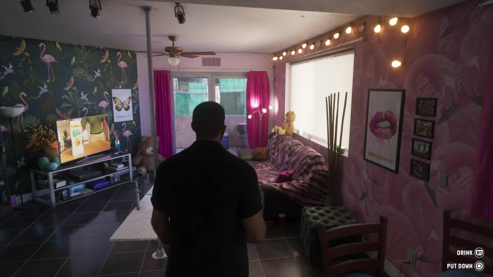 Jason in einem Wohnzimmer mit Fernseher, Flamingotapete, rosa Sofa und Plüschtieren