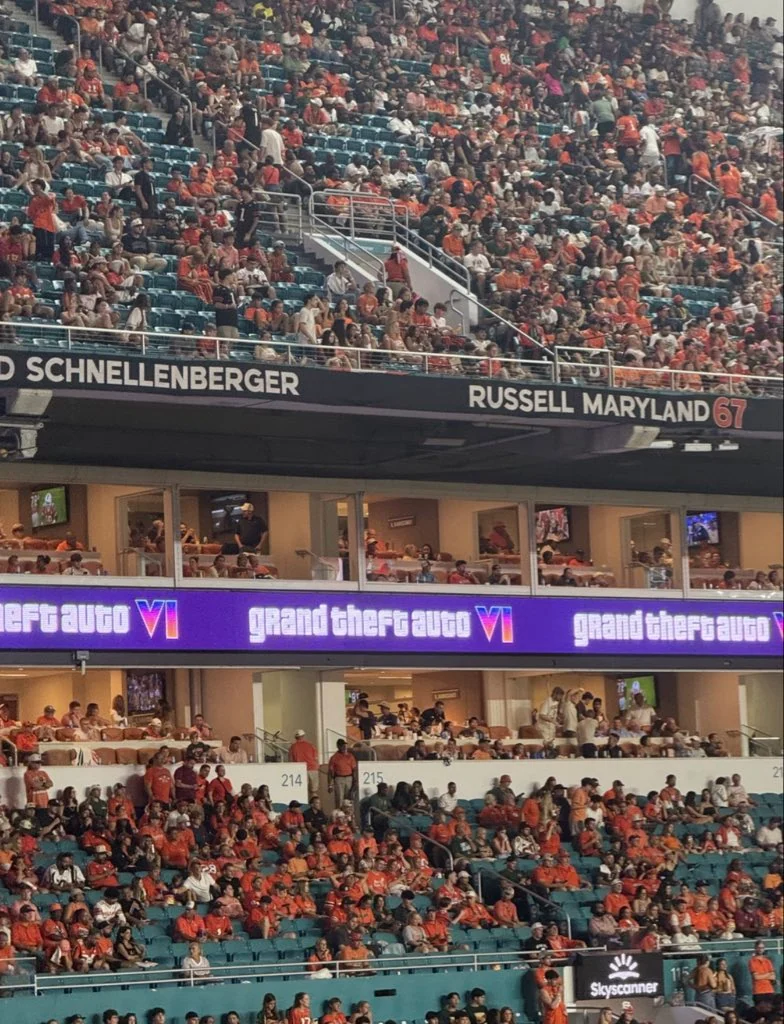 Logotipo horizontal de GTA VI en la publicidad de un estadio